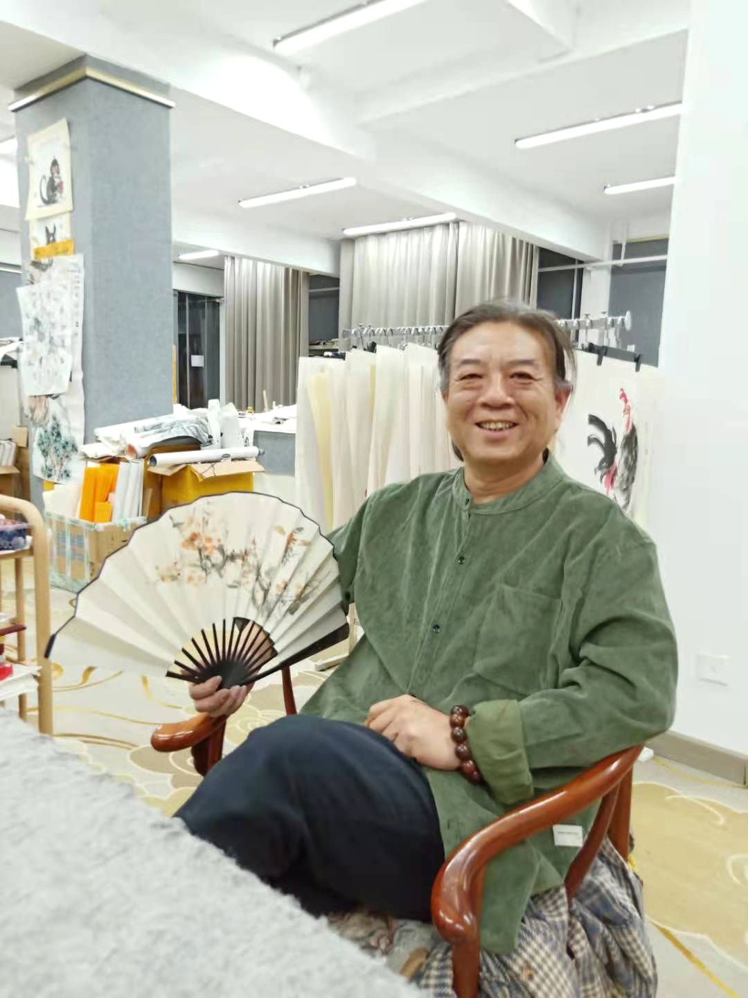 颜新辉,专职画家,潘天寿再传弟子,曾用名雷取笔墨如雨